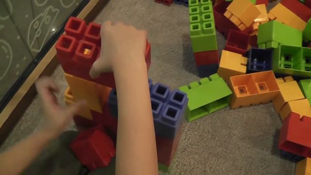 Демид в ПИЦЦЕ ФАБРИКЕ пробует острую ПИЦЦУ  шоколадный МАФФИН и фруктовый ЧАЙ строит башню из ЛЕГО