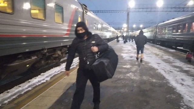 ЭП2К-140 с поездом"ТАВРИЯ" 075 Омск-Симферополь отправляется со ст.Тюмень смотреть онлайн