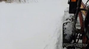 Чистка дорог от снега на тракторе Мтз 82.
