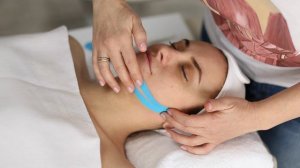 Аппликация на зону образования брыли. Эстетическое тейпирование. Специалист: Вера Соболевская.