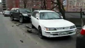 Во Владивостоке девушка на внедорожнике протаранила 11 припаркованных автомобилей