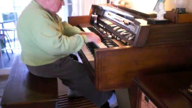 Mike Reed plays an improvisation on "Headline" on his Hammond Organ смотреть онлайн