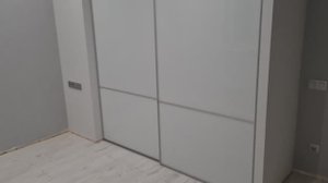 Шкаф-купе со стеклом белого цвета Lacobel для спальной комнаты | Мастерская Мебели