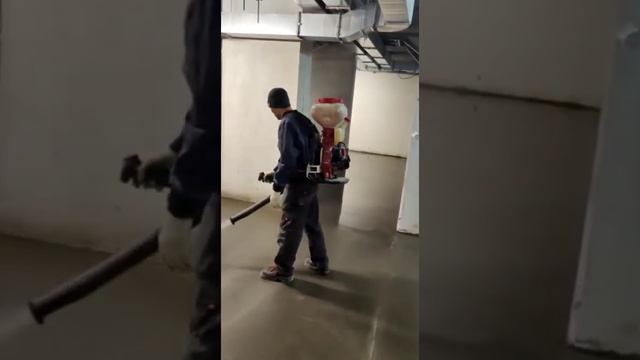 Наносим материал MasterTop CС 713 .Материал образует на поверхности бетона мембрану смотреть онлайн