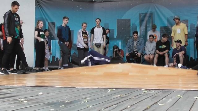 необычный батлл, танцор CDzen залез под ковер во время танцевального батла смотреть онлайн