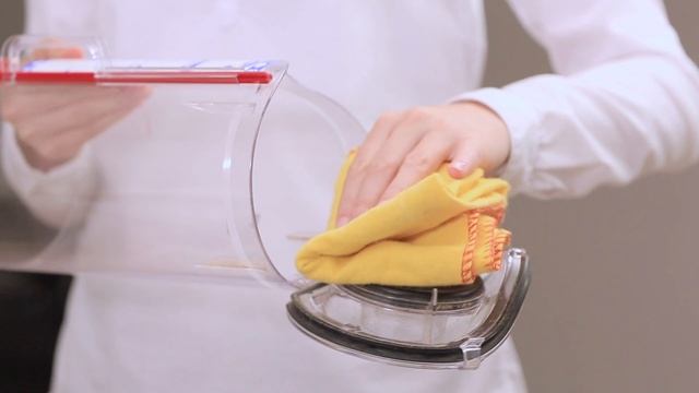 How to empty and clean the clear bin on your Dyson Lightball™ upright vacuum смотреть онлайн