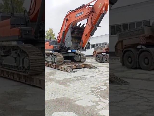 Съезд Doosan 530 с трала-корыто #негабаритныеперевозки #негабаритор #логистика