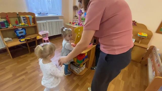 Дидактическое пособие для сенсорного развития детей раннего возраста "Платье-тренажер"