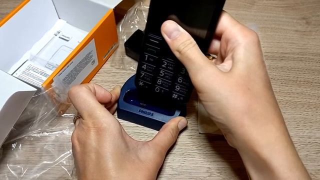Распаковка — Мобильный телефон Philips Xenium E207 смотреть онлайн