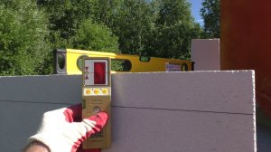Моя стройка. Стены из газоблока. Установка угловых блоков первого ряда по лазерному нивелиру..mp4