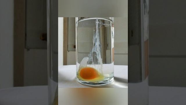 Яйцо в воду на ночь у головы, знаки порчи. Чистка яйцом.