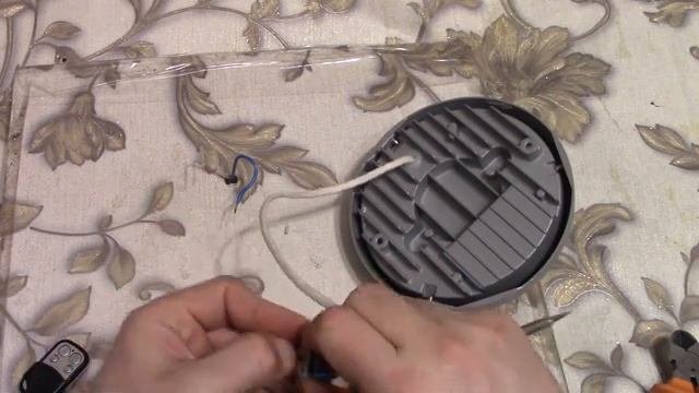 Как отключить и потом подключить  светильник , находящиеся под напряжением .