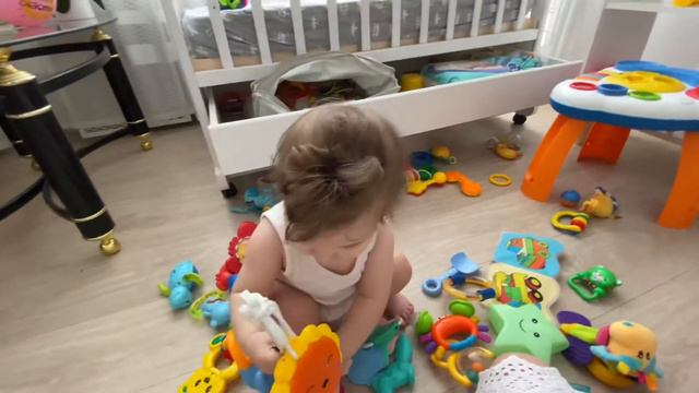 ВЛОГ Ульяша показывает свои игрушки!  Иногда балуется!