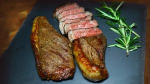 Стейк пиканья (picanha) на угольном гриле | Шикарный недорогой стейк!