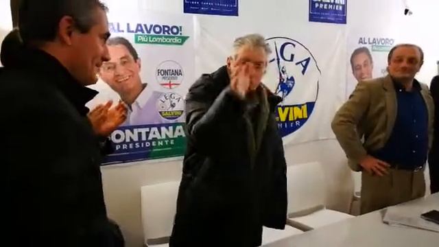 Umberto Bossi a Leggo nella sede elettorale della Lega/1 смотреть онлайн