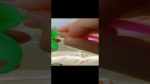 Как плисти из ризинок бабочку с ленточкой