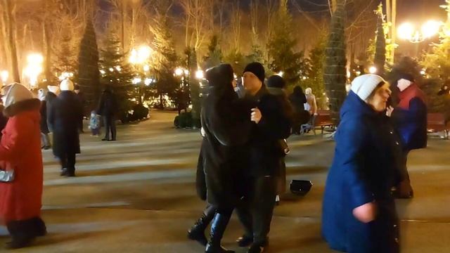 Мне вчера приснилось - ты в меня влюбилась Танцы в парке Горького Январь 2022 смотреть онлайн