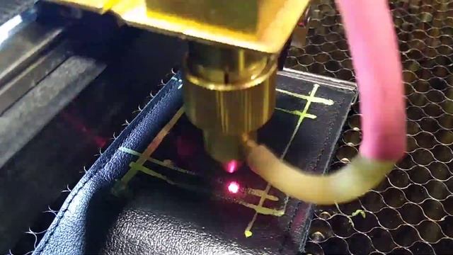 лазерная гравировка на коже, гравируем инициалы на кожаном кошельке смотреть онлайн