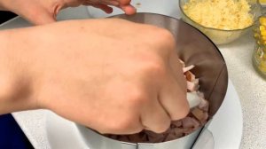 Слоёный салат с курицей и ананасом. Новогоднее меню.