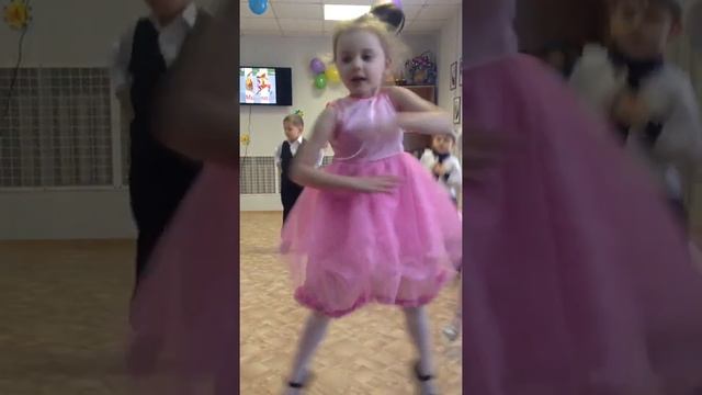 Дианка3D.  Танцует "Бананамама"