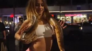 она танцует и поет