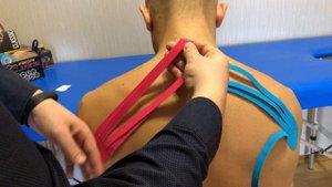 Наложение кинезио тейпа для лимфодренажа шейно-грудного отделе позвоночника. Тейпирование холки.