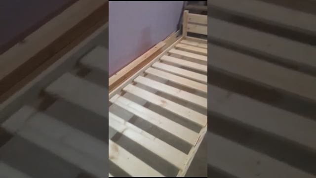 односпальная кровать деревянная