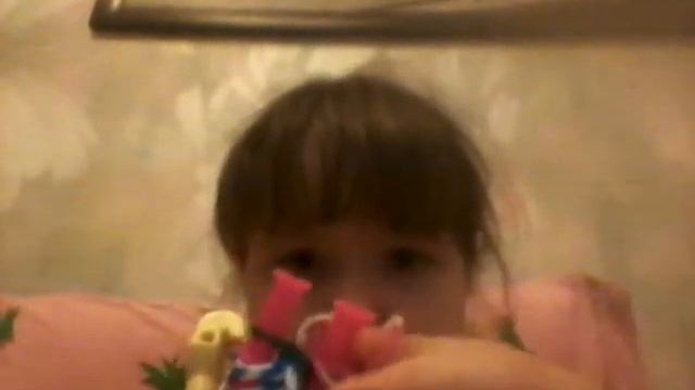 как сделать подвеску серёжку пёрышко из резинок смотреть онлайн