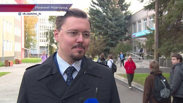 Волонтеры и депутаты поздравили педагогов школы №117 Сормовского района с Днем учителя