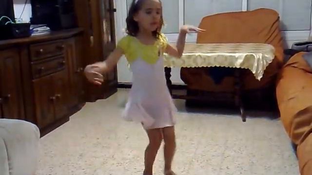 Elisheva Burshtin (7 years old) - Mambo N.5 (Lou Bega) (Max Raabe) смотреть онлайн