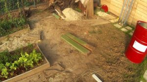 Калитка для забора, бочка для туалета и цветы.