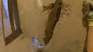 заделка сквозных дыр в стене сантехкабины. Цементная Штукатурка + Опалубка.