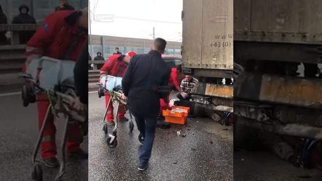 В Сочи скутер врезался в припаркованную фуру 27.01.19 смотреть онлайн
