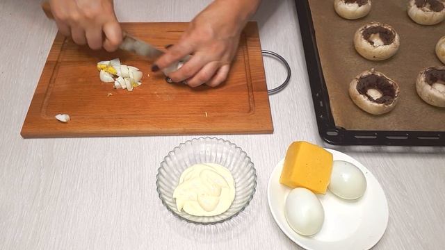 ФАРШИРОВАННЫЕ ГРИБЫ ШАМПИНЬОНЫ В ДУХОВКЕ С СЫРОМ. Оригинальная ГОРЯЧАЯ ЗАКУСКА.