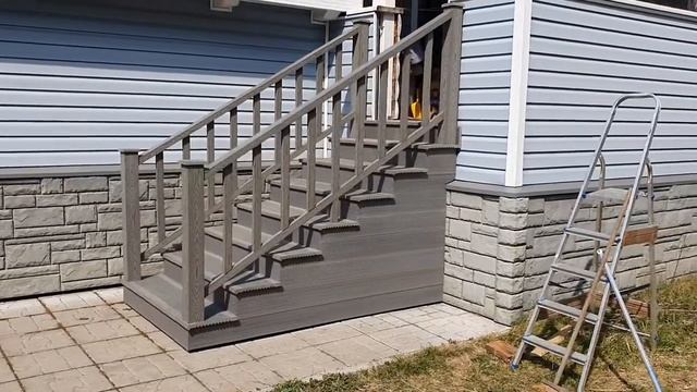 Высокая уличная лестница к дому полностью из ДПК с перилами из ДПК смотреть онлайн