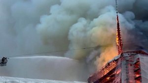 В Копенгагене горит историческое здание биржи - одно из старейших в городе