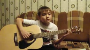 Играет на гитаре и поёт Здравствуй мама