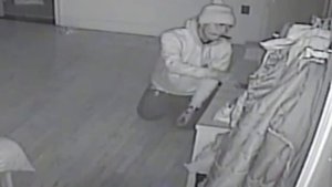 РОДИТЕЛИ УСТАНОВИЛИ ВИДЕОКАМЕРУ В ДЕТСКУЮ КОМНАТУ, ВОТ ЧТО ОНИ УВИДЕЛИ!