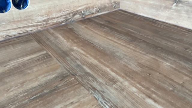 Odissey | Современная кухня с матовыми фасадами Кристайл Нежно серый и столешницей из пластика. смотреть онлайн