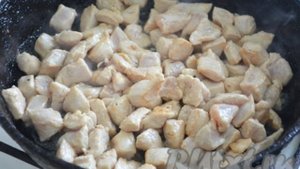Салат с курицей, грибами, помидорами и сыром