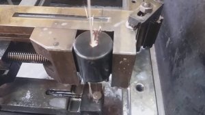Вырезаем внутренний квадрат на электро-эрозионном станке.