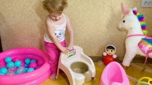 Приучаем к горшку. Ева приучает кукол сидеть на горшке