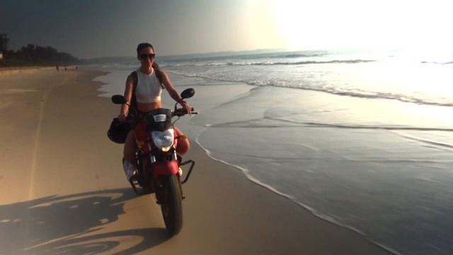 PARADISE BEACH. ГОА. ИНДИЯ. ЮННА В ШЛЕМЕ ПО СЕРЕДИНЕ, НА ШПАГАТЕ. OWNER ВЕРНУЛ ДЕНЬГИ. КРАСИМ НАВИК смотреть онлайн