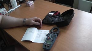 Токовые клещи сильно врут на частоте измеряемого тока ниже 50Гц. Клещи True RMS CEM DT-3368.