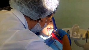 Лечят зубы у Матвея , без укола, очень больно