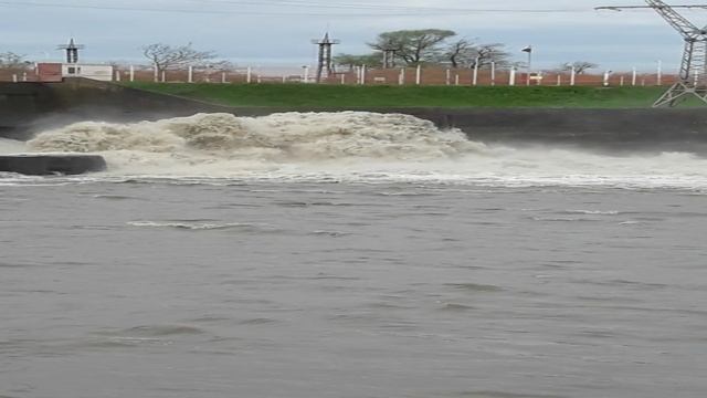 Река Белая, сброс воды на плотине смотреть онлайн