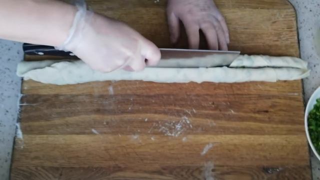 СЛОЕНАЯ ЛЕПЕШКА НА СКОВОРОДЕ с зеленым луком смотреть онлайн