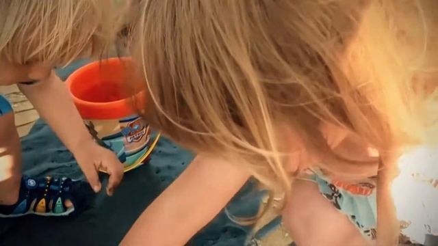 Супер Макс с Катюшей собирают ракушки, мидий на океане - посмотрим что же они нашли! смотреть онлайн