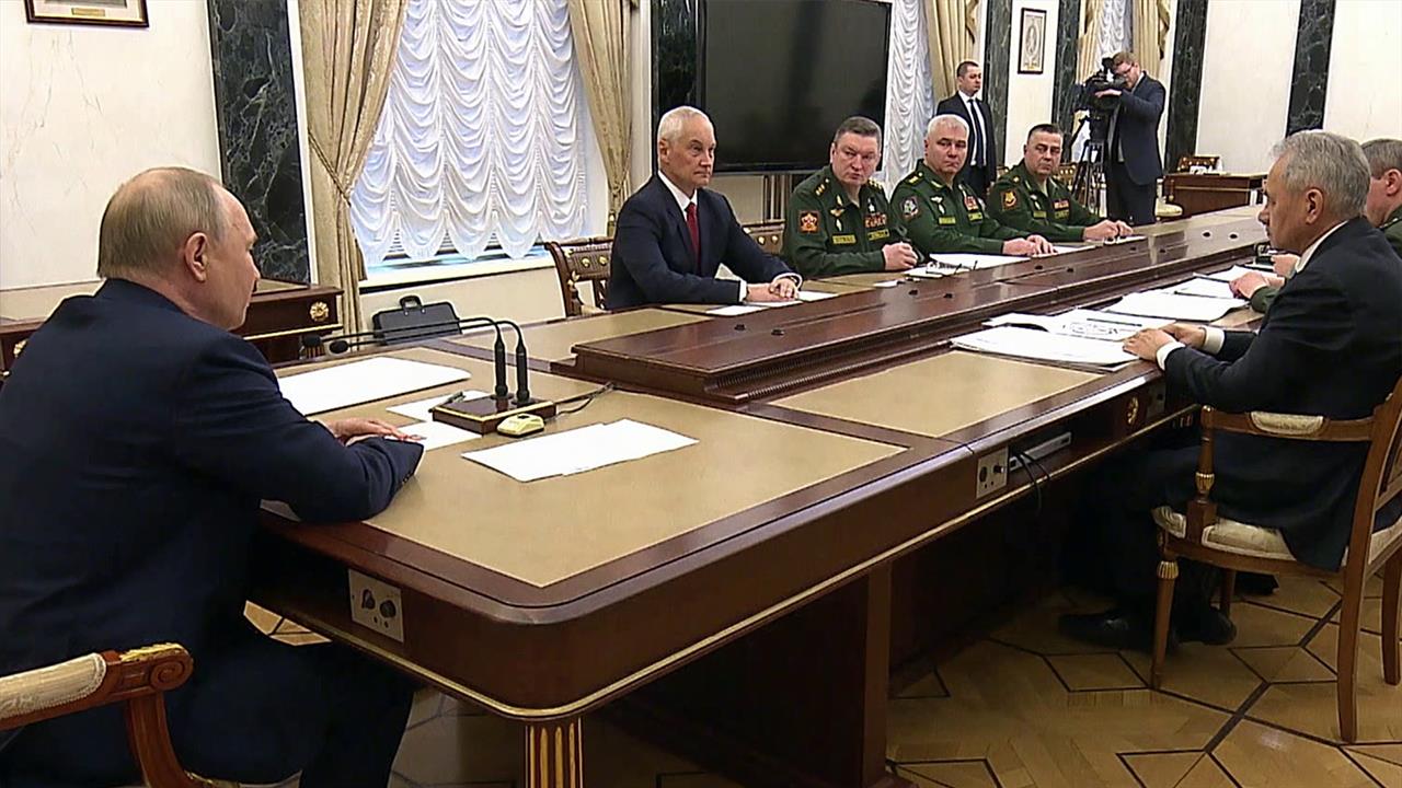 Владимир Путин представил военному командованию нового министра обороны России