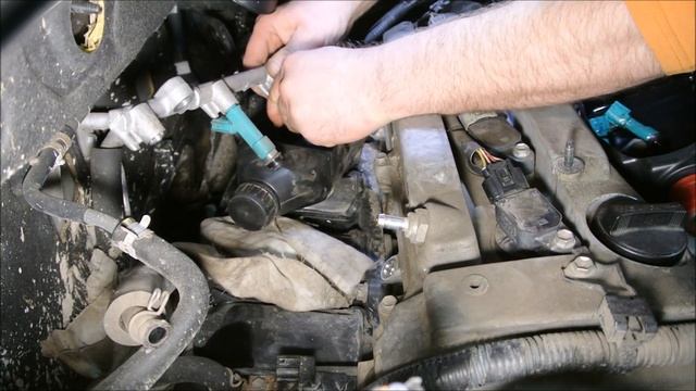 Toyota RAV4 2006 2.0 Снятие и установка топливных форсунок.